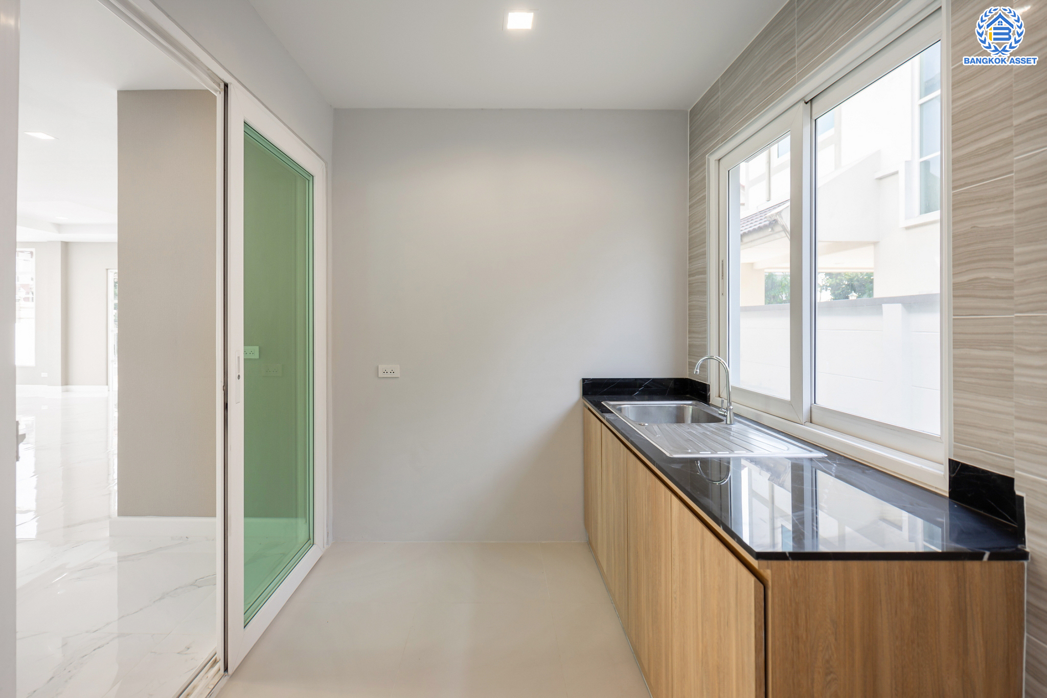 บ้านมือสองตกแต่งใหม่ ม.ลัดดารมย์ วัชรพล แบรนด์ Q.House เนื้อที่ 85.9 ตร.ว. ฟังก์ชัน 4 ห้องนอน 4 ห้องน้ำ จอดรถได้ 2 คัน Facilities ครบครัน บนทำเลเชื่อมต่อหลายเส้นทาง ถ.รามอินทรา ถ.สายไหม และถ.พหลโยธิน ใกล้สนามบินดอนเมือง ทางด่วน "ศรีรัช" และ "เซ็นทรัลรามอินทรา"